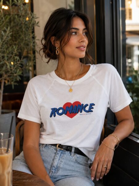 Romance yazan beyaz tişört